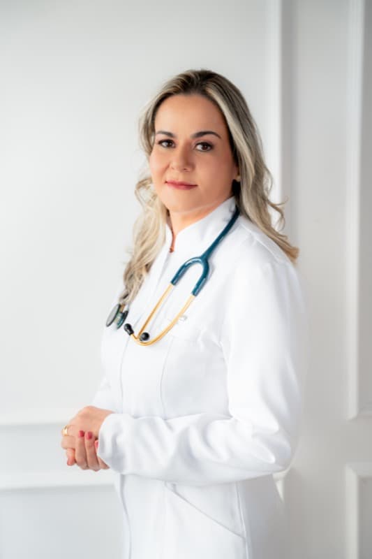 Dra. Kamilla Tonini — Pneumologista com estetoscópio